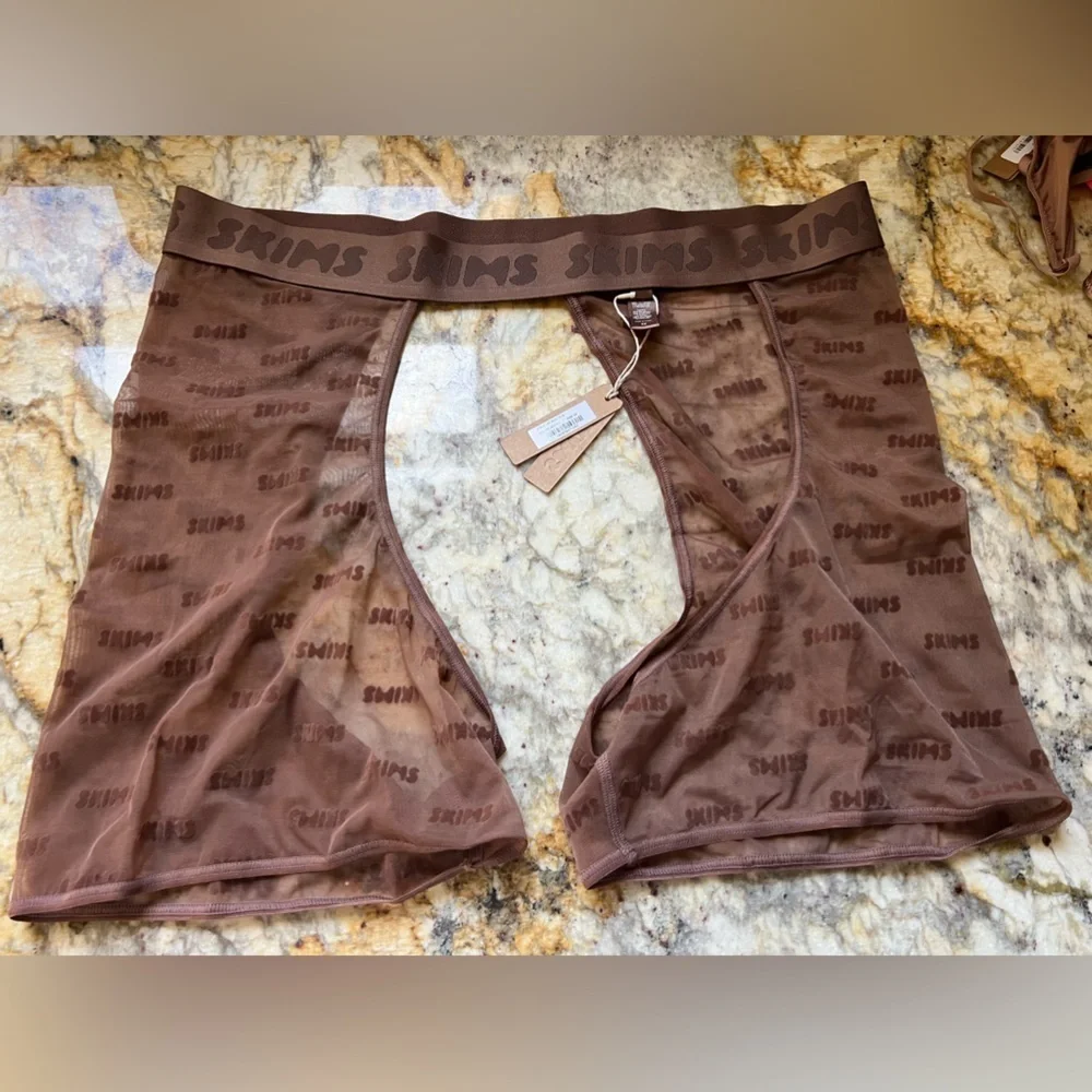 Skims ChAps garter in Jasper 3X